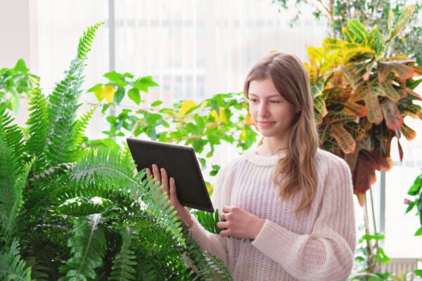 Teenager Mädchen hält PC-Tablet und beobachtete einen Freund auf Video-Chat. Video-Call-Konzept.