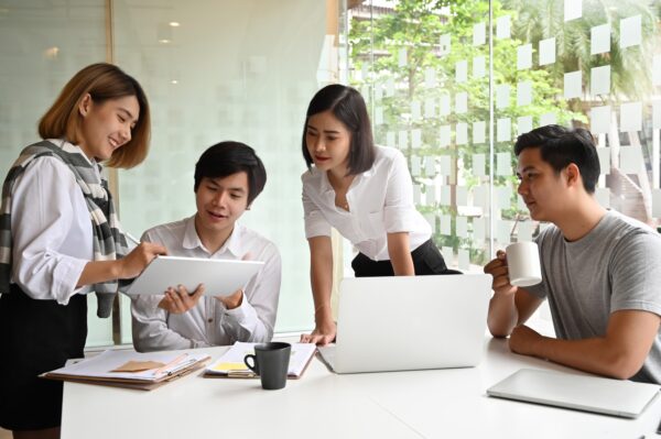 Kommunikation eines jungen Unternehmens, motiviertes Startup-Business-Meeting am modernen Bürotisch.